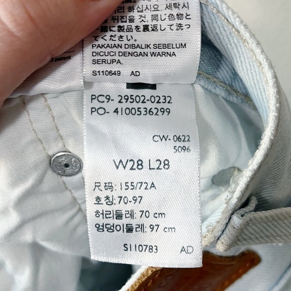 Levi’s Women’s Size 28 Red Tab 501 Skinny Straight Jeans Destructed Light Indigo - Picture 15 of 16